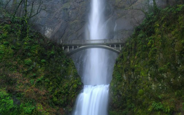Мостът нас водопадът Travel-bridge-over-the-waterfall-waterfalls-computer-wallpapers-pictures